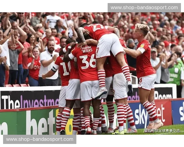 女王公园的呐喊，安菲尔德的咆哮——一场足球史诗的宿命对决